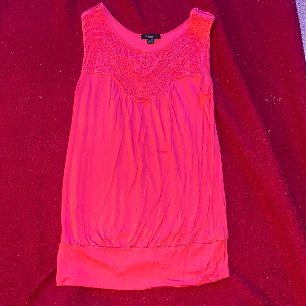🐡Coral tank w/banded bottom and lace detail size Med.